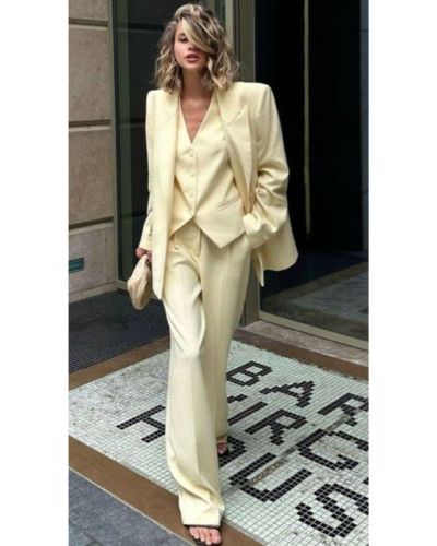 Outfits amarillos para Año Nuevo: Traje sastre