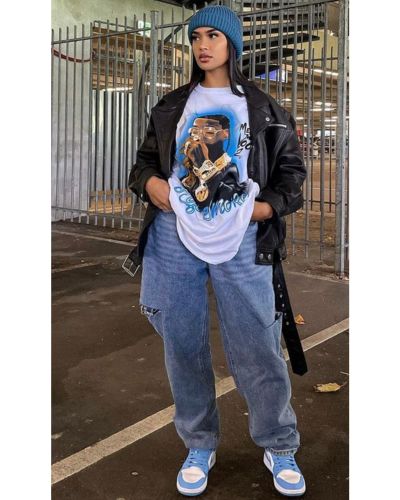 Look retro con pantalón de mezclilla, playera oversize y gorro negro