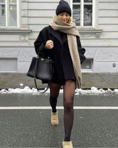 Outfit con gorro, mini vestido y medias