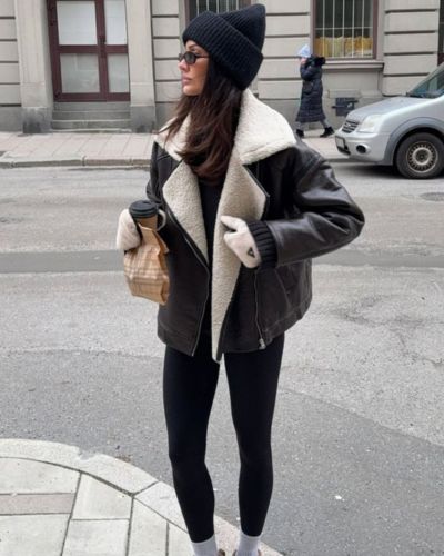 Look con leggins y gorro negro 