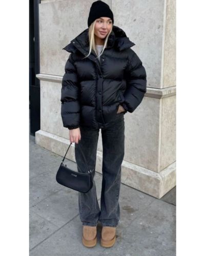 Outfits con gorros: puffer jacket, pantalón de mezclilla recto y botas UGG