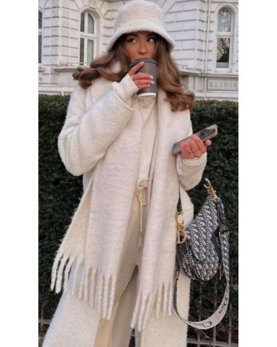 Total look beige con bucket hat