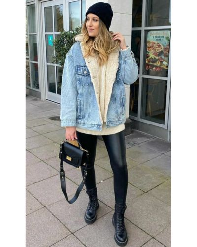 Outfits con gorros: chaqueta de mezclilla oversize, leggins negros, botas chunky y gorro negro