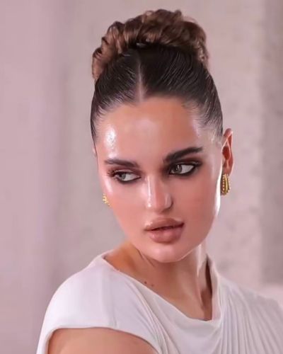 Estiramiento facial con chongo alto