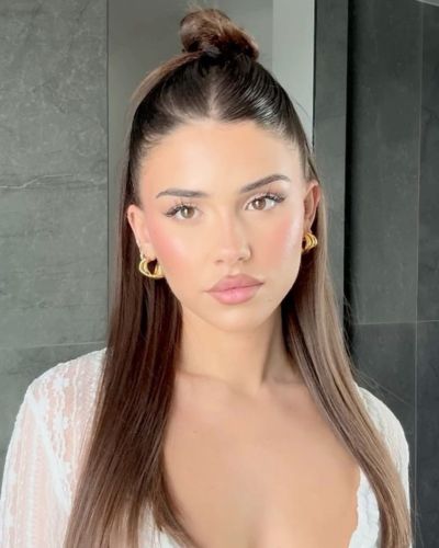 Estiramiento facial con medio recogido