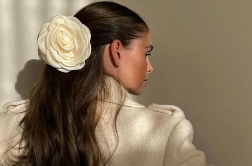 Medio recogido con volumen y moño maxi en forma de rosa