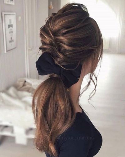 Medio recogido con moño negro