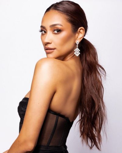 Peinado de coleta baja con volumen