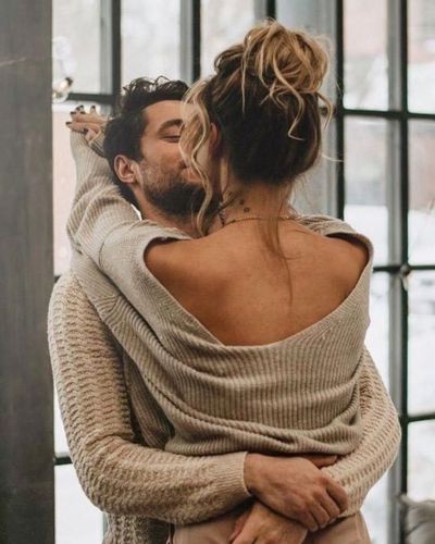 Beso entre hombre y una mujer