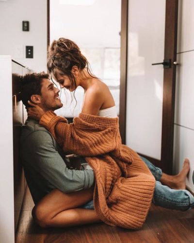 Foto de novios sentados en el piso