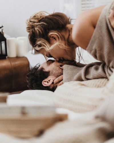 Beso entre hombre y mujer