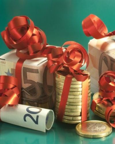 Dinero envuelto en moño