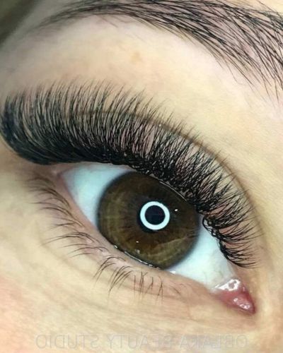 Extensiones de pestañas con volumen ruso