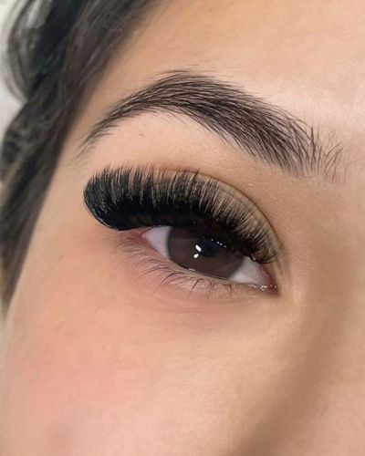 Extensiones de pestañas con volumen ruso