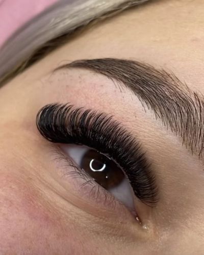 Extrensiones de pestañas con volumen