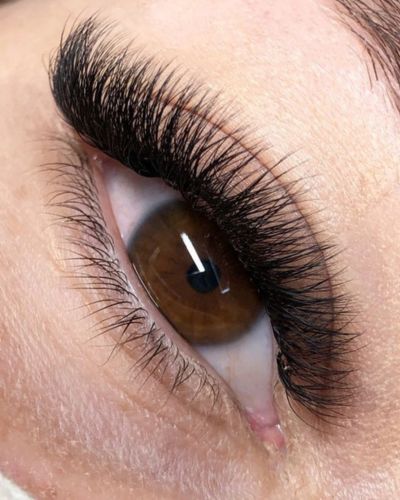 Extensiones de pestañas con volumen ruso