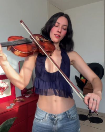 Esmeralda Camacho tocando el violin