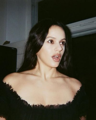 Rosalía usando vestido negro