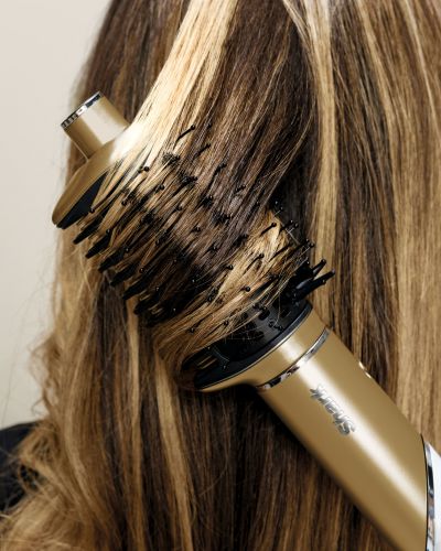 Mujer usa el nuevo multiestilizador de Shark Beauty