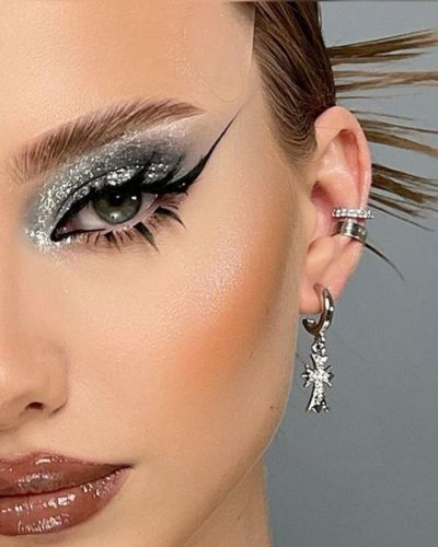 Delineado dramático con sombras plateadas