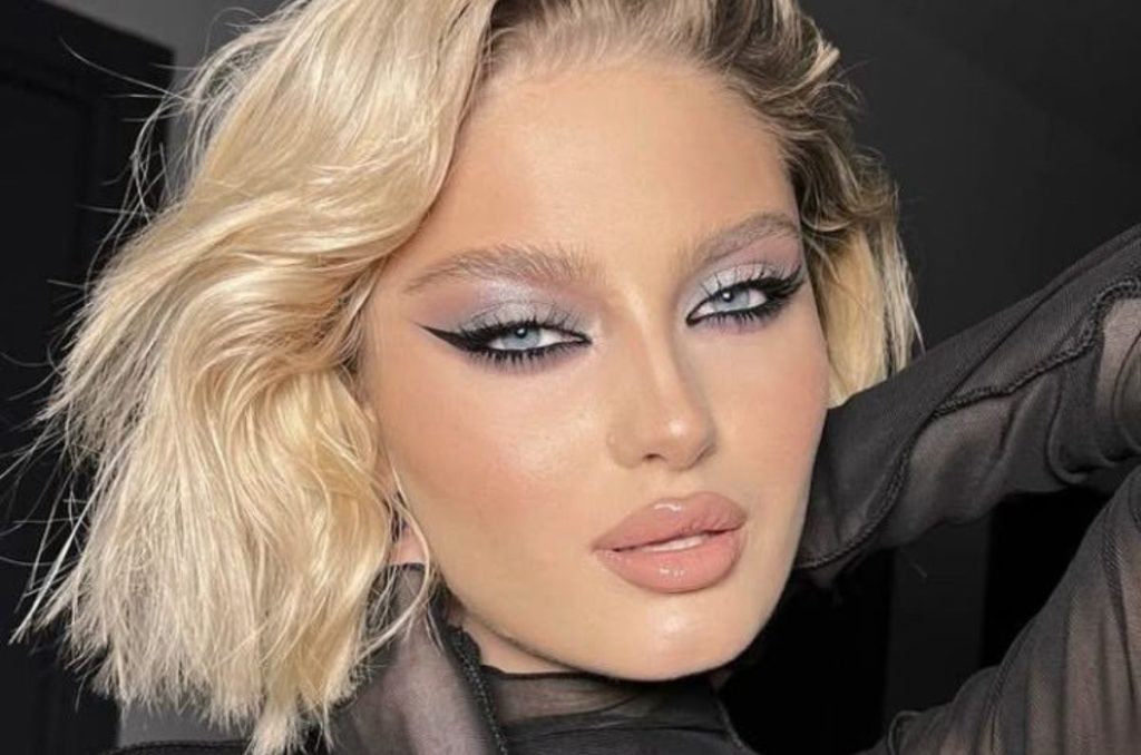 Maquillaje con sombras plateadas