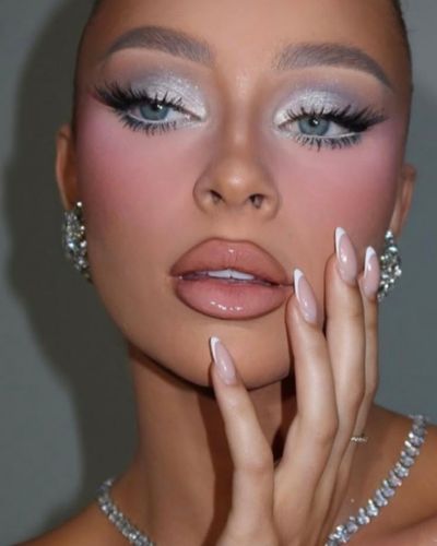 Maquillaje años 2000 con sombras metálicas