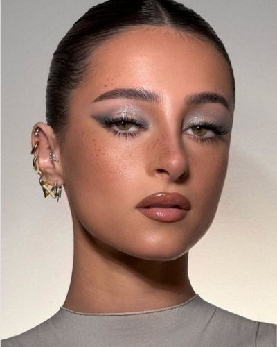 Maquillaje metálico en pieles medias