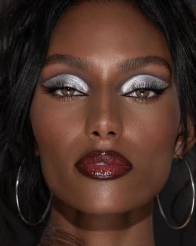 Maquillaje metálico en pieles morenas