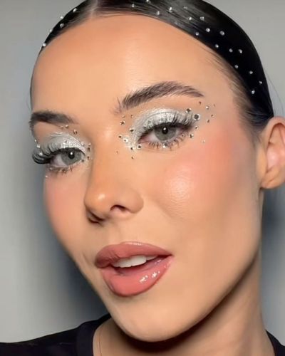 Look de ojos con pedrería y sombras plateadas 