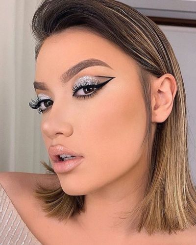 Look de ojos con sombras plateadas 