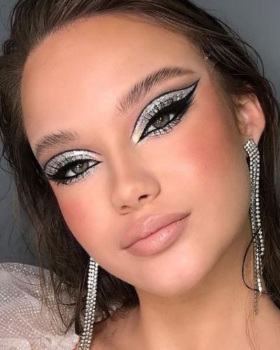 Maquillaje años 70 con sombras plateadas 