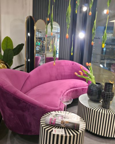 Mujer en sala rosa de KARE Design 