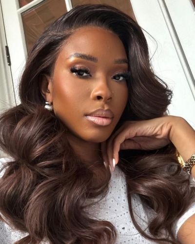 Cabello castaño oscuro en pieles morenas