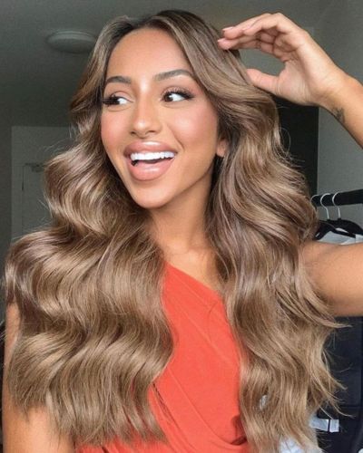 Tintes para morenas para lucir en Navidad: rubio oscuro 