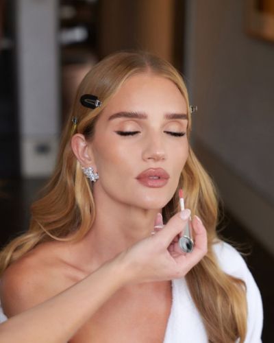 Maquillaje natural con labios nude de Rosie Huntington-Whiteley