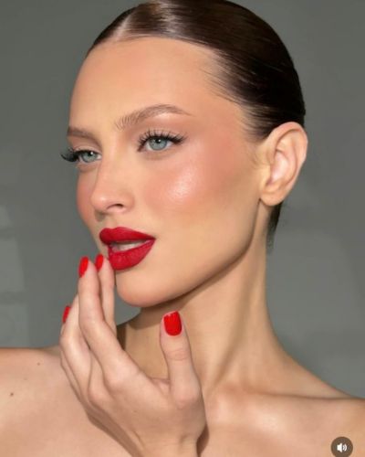 Maquillaje natural con labios rojos