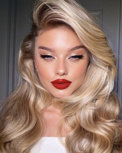Maquillaje glam con labios rojos