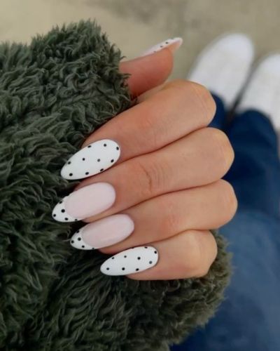 Uñas cloud dancer con polka dots