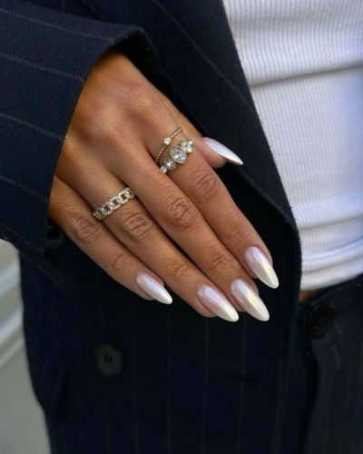 Uñas Cloud Dancer con efecto satin