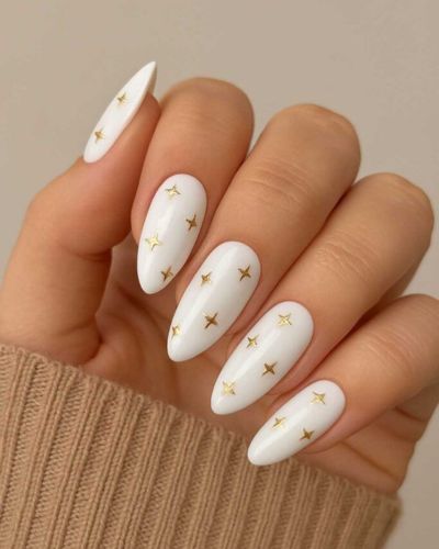 Uñas blancas con detalles en dorado