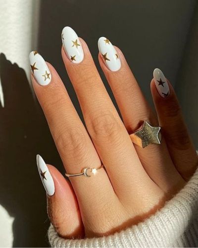 Uñas blancas con estrellas doradas