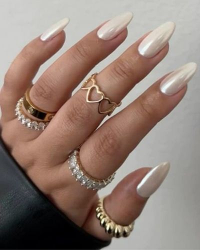 Uñas cloud dancer con efecto satin