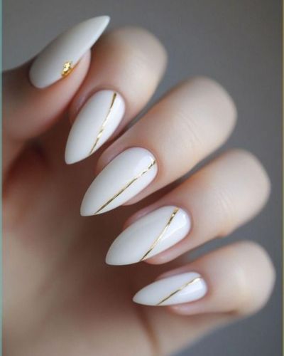 Diseño minimalista con línea dorada