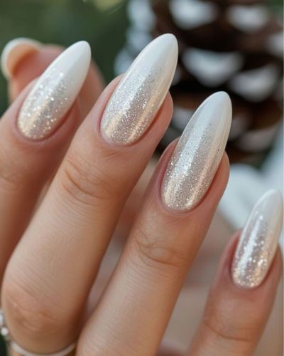 Uñas blancas con esmalte brillante