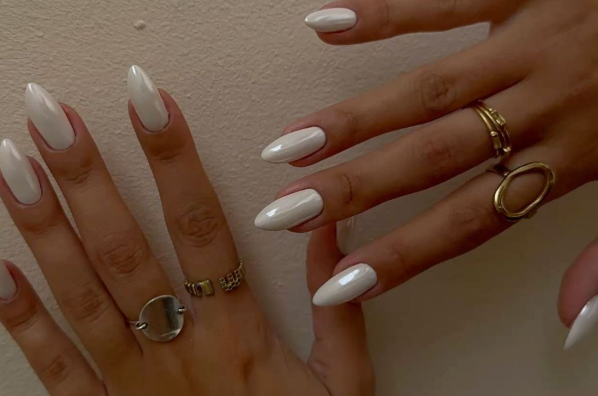 Uñas Cloud Dancer: 5 diseños elegantes con el color del año