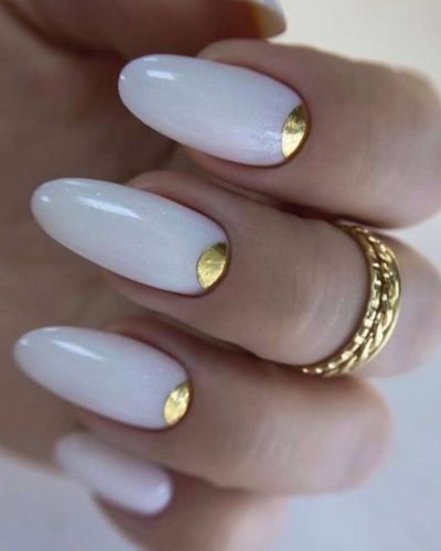 Uñas cloud dancer con francés invertido