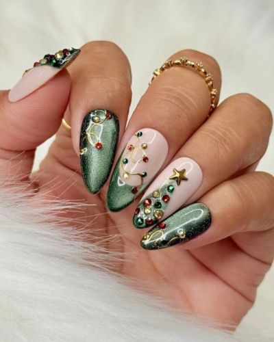 Uñas con árboles de Navidad con efecto ojo de gato