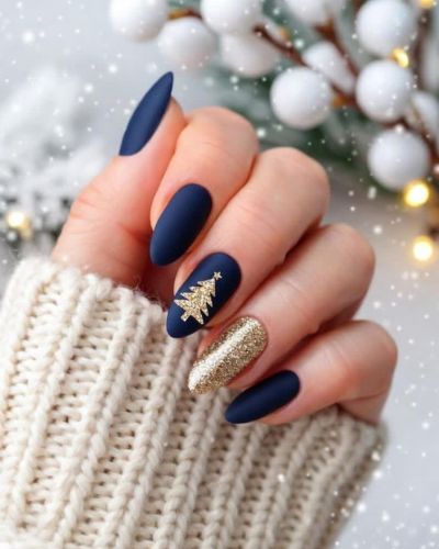 Uñas azules con árboles de Navidad 