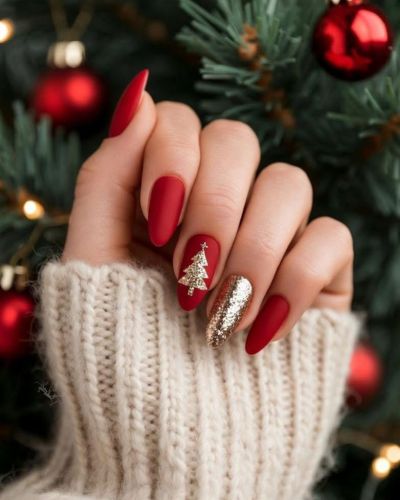 Uñas con árboles de Navidad con efecto mate + glitter