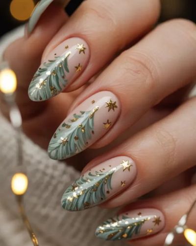 Uñas con árboles de Navidad pincelados